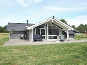 Comfortable Holiday Home in lb k with Terrace, Ålbæk